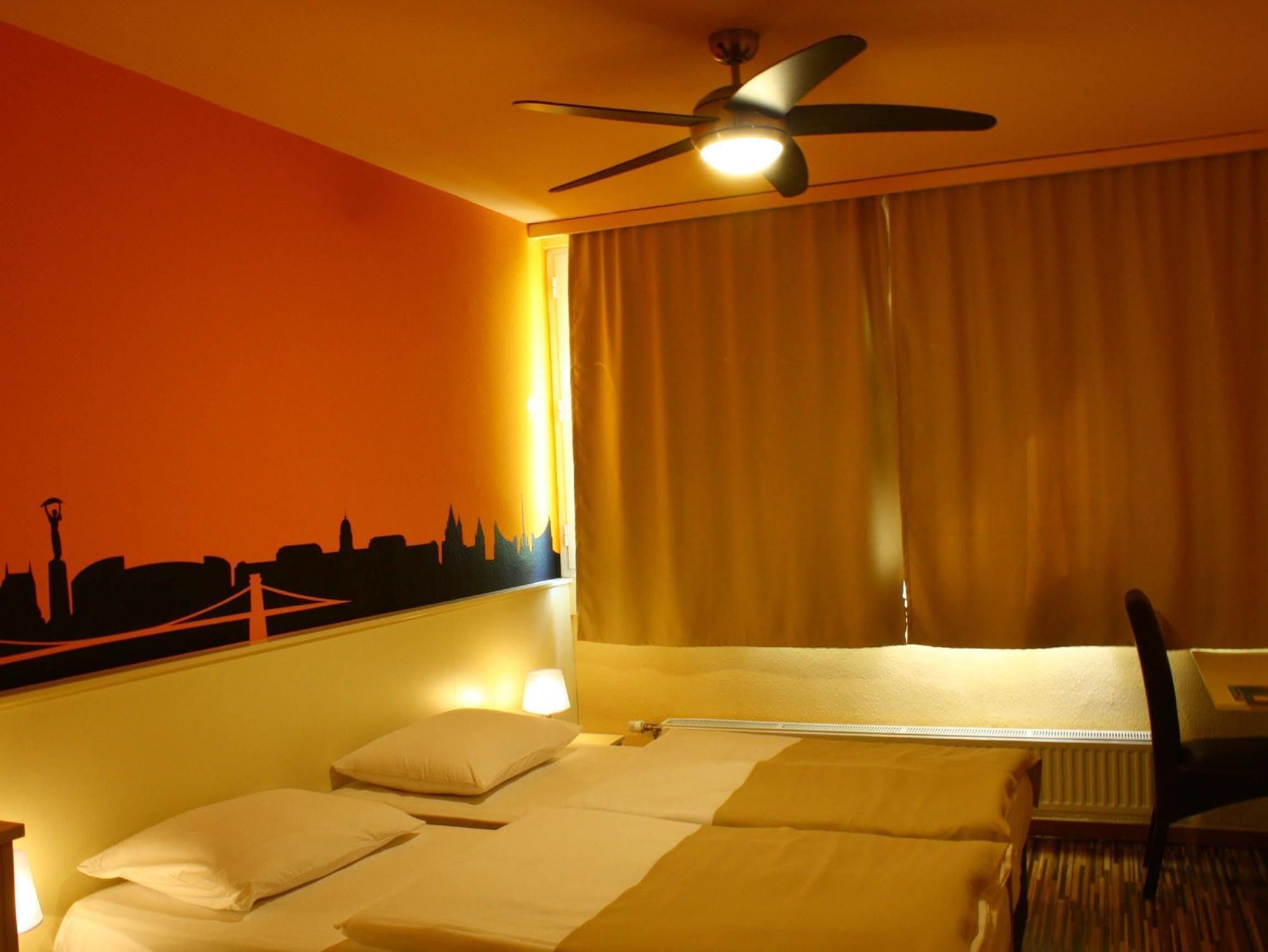 Hotel Pest Inn Budapest Bagian luar foto
